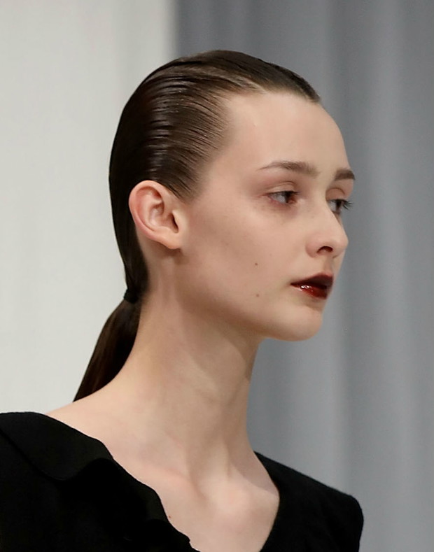 Modne fryzury na jesień 2018: niski gładki kucyk