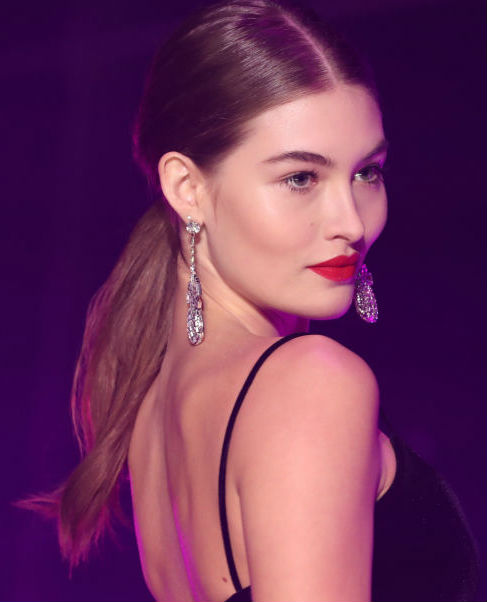 Modne fryzury na jesień 2018: niski kucyk