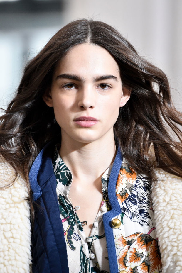 Modne fryzury na jesień 2018: rozrzucone fale