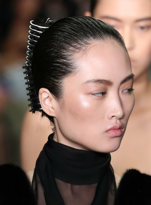 Modne fryzury na jesień 2018: spinka z grzebykiem