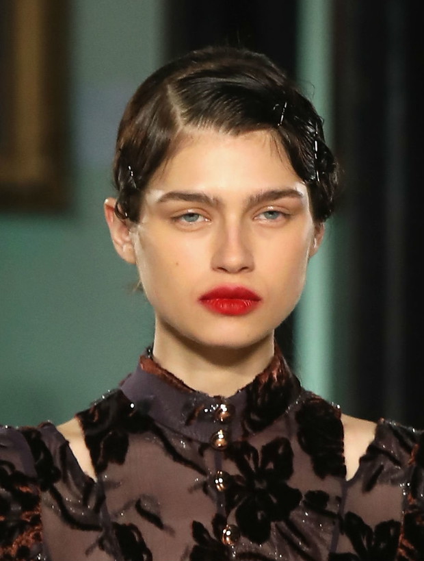 Modne fryzury na jesień 2018: spinki