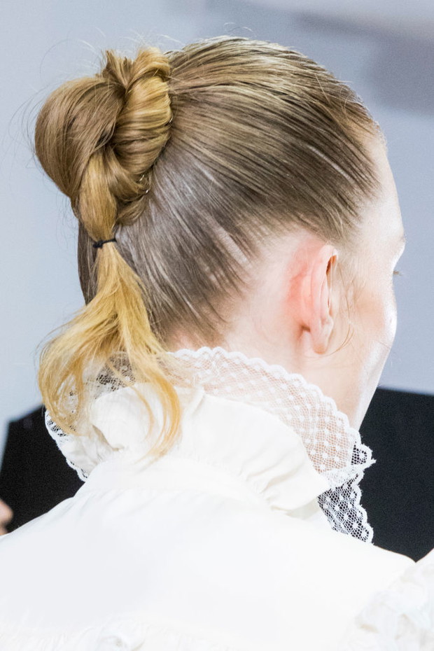 Modne fryzury na jesień 2018: swobodnie skręcone