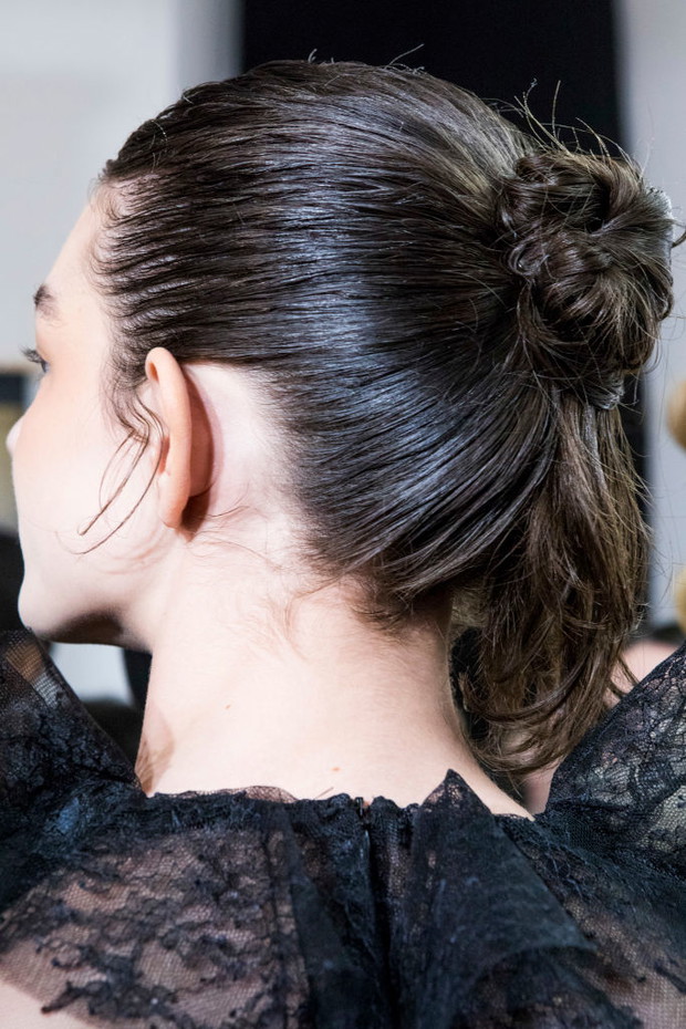 Modne fryzury na jesień 2018: swobodny koczek