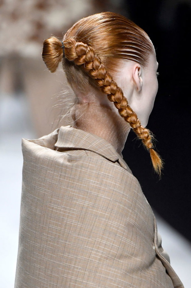 Modne fryzury na jesień 2018: ukośny warkocz