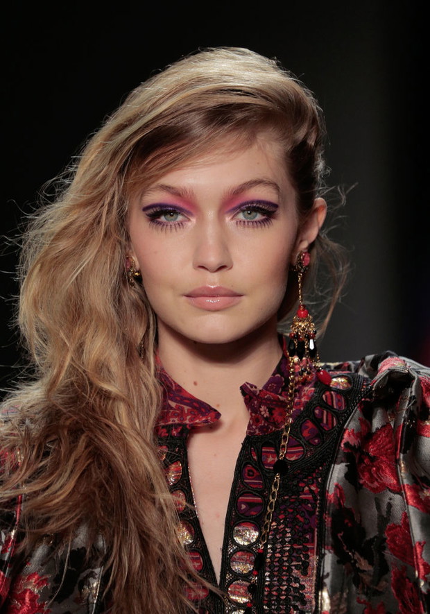 Modne fryzury na jesień 2018: w stylu lat 70.