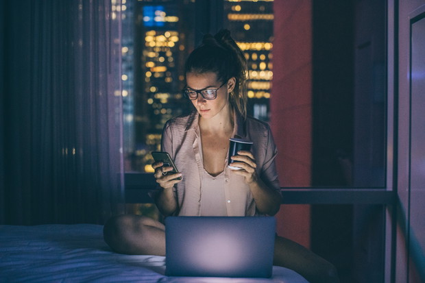 Czy używanie telefonu przed snem jest szkodliwe?