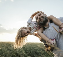 Minister rodziny, pracy i polityki społecznej Elżbieta Rafalska ogłasza przełom w postrzeganiu skutków programu 500 plus. Czy słusznie? Czy faktycznie 500 plus zmotywował kobiety do podjęcia pracy?