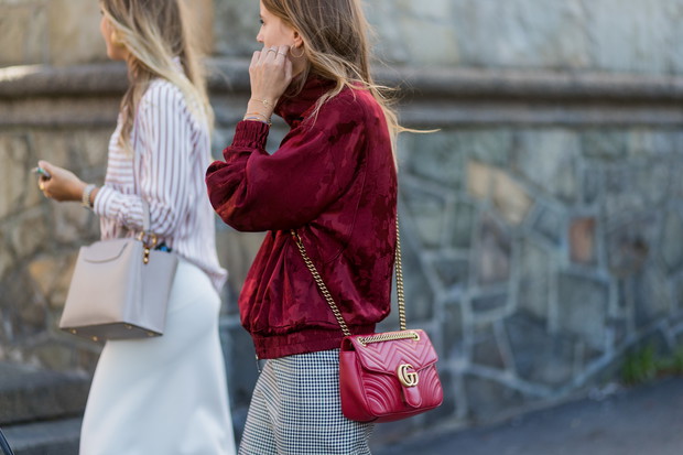 Czerwień w odcieniu wina modny kolor na zimę 2018