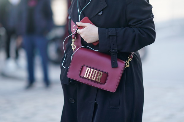 Czerwony w odcieniu wina modny kolor na zimę 2018