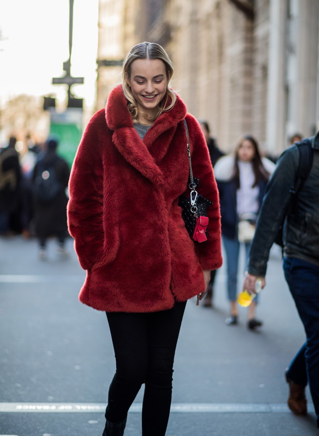 Czerwony w odcieniu wina modny kolor na zimę 2018