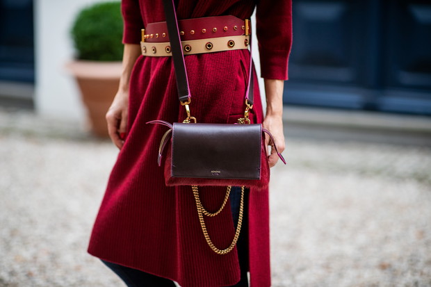 Czerwony w odcieniu wina modny kolor na zimę 2018