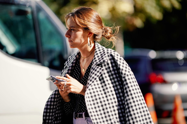 Trendy moda wiosna 2018: czarno-biała kratka