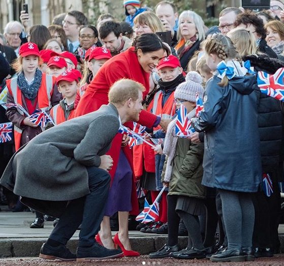 W trakcie wizyty w Birkenhread, gdzie Meghan Markle spotkała się z tłumem, miała zdradzić się z informacja, że spodziewa się córeczki. Odpowiedziała także na pytanie dotyczące wieku ciąży.