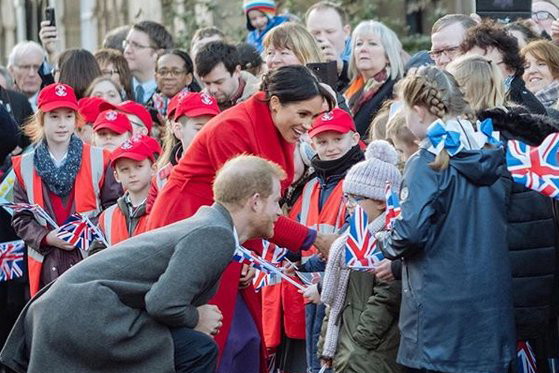 W trakcie wizyty w Birkenhread, gdzie Meghan Markle spotkała się z tłumem, miała zdradzić się z informacja, że spodziewa się córeczki. Odpowiedziała także na pytanie dotyczące wieku ciąży.