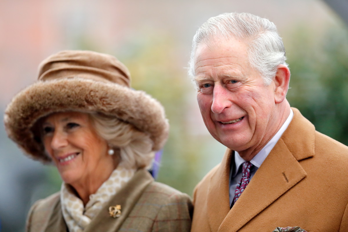 Mówi się, że o rozwodzie syna z żoną królową poinformuje opinię publiczną dopiero wtedy, gdy ucichnie sprawa konfliktu Meghan Markle i Kate Middleton.