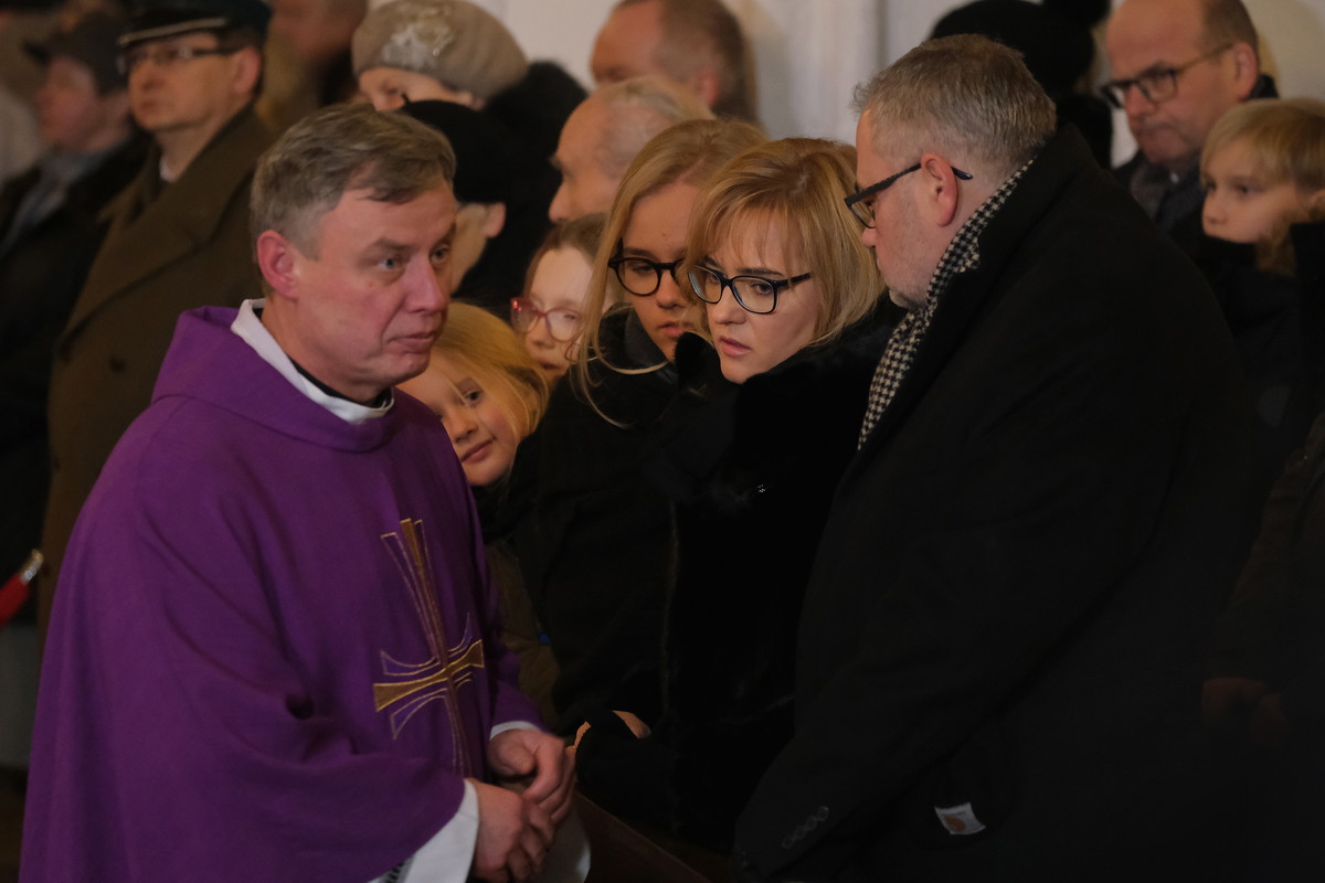 O ostatniej telefonicznej rozmowie z mężem Magdalena Adamowicz ze wzruszeniem opowiada: „Paweł zadzwonił bardzo wcześnie. Nie mógł spać. Mówi: Miałem fatalna noc, jakieś koszmary (…). Był bardzo roztrzęsiony”.