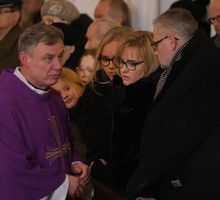 O ostatniej telefonicznej rozmowie z mężem Magdalena Adamowicz ze wzruszeniem opowiada: „Paweł zadzwonił bardzo wcześnie. Nie mógł spać. Mówi: Miałem fatalna noc, jakieś koszmary (…). Był bardzo roztrzęsiony”.