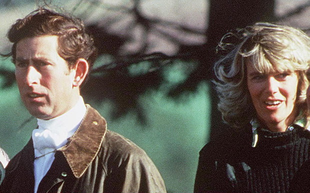 Książę Karol i Camilla Parker Bowles poznali sie mając niewiele ponad 20 lat. Mówi sie, że była to miłość od pierwszego wejrzenia.