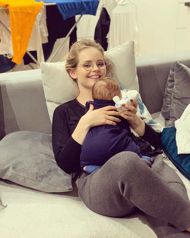 Olga Kalicka pokazała na Instagramie, jak karmi dziecko piersią. Dostała sporo komentarzy z podziękowaniem, ale też te wyrażające silną dezaprobatę.