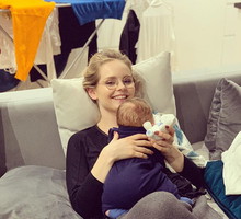 Olga Kalicka pokazała na Instagramie, jak karmi dziecko piersią. Dostała sporo komentarzy z podziękowaniem, ale też te wyrażające silną dezaprobatę.