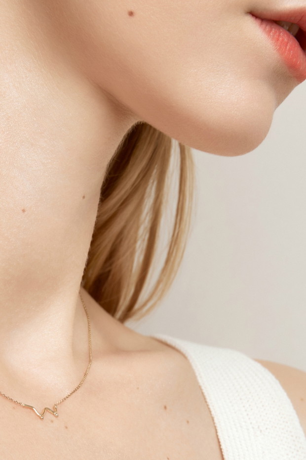 Anna Ławska, naszyjnik w kształcie piersi