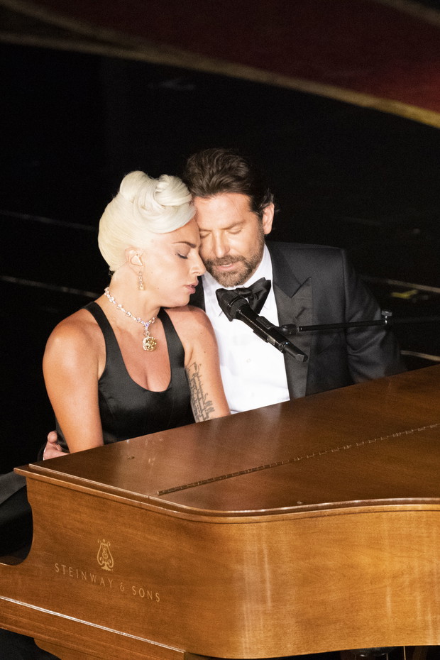 Lady Gaga i Bradley Cooper w utworze Shallow podczas Oscarów 2019