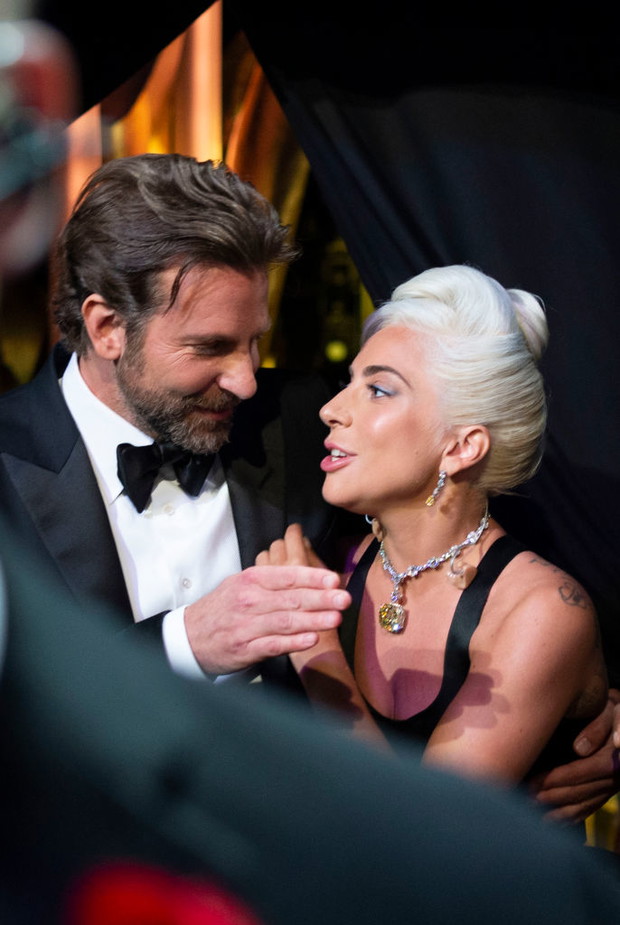 Lady Gaga i Bradley Cooper w utworze Shallow podczas Oscarów 2019