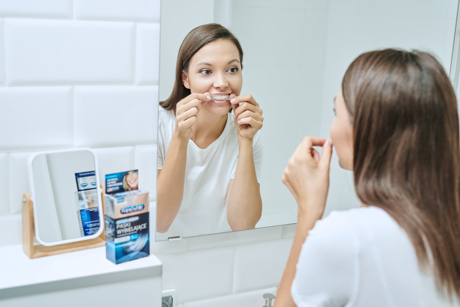 Wybielanie zębów w domu za pomocą pasków Rapid White