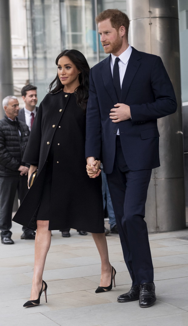 Meghan Markle wraz z księciem Harrym pojawiła się przed budynkiem Wysokiej Komisji Nowej Zelandii w Londynie by oddać hołd ofiarom zamachu terrorystycznego w Christchurch.