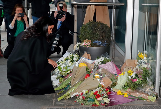 Meghan Markle wraz z księciem Harrym pojawiła się przed budynkiem Wysokiej Komisji Nowej Zelandii w Londynie by oddać hołd ofiarom zamachu terrorystycznego w Christchurch.
