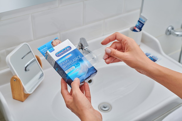 Wybielanie zębów w domu za pomocą pasków Rapid White