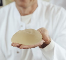 Francja chce zakazać produkcji implantów piersi w obawie przed rakiem