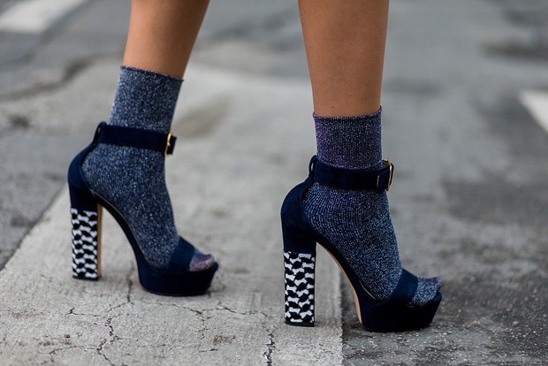 Trendy jesień 2019: brokatowe skarpetki