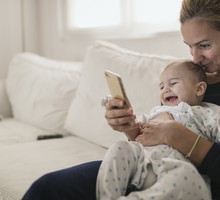 „Jesteś niewystarczająco dobra, krzywdzisz swoje dziecko” – to spotyka większość mam. Dlaczego?