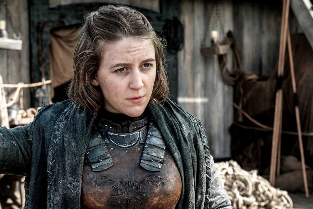 Aktorka „Gry o tron” karmi piersią na planie. Internautki są zachwycone