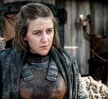 Aktorka „Gry o tron” karmi piersią na planie. Internautki są zachwycone