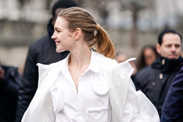 Modna fryzura na lato: jak nosić koński ogon