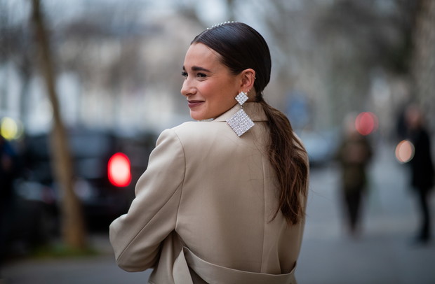 Modna fryzura na lato: jak nosić koński ogon