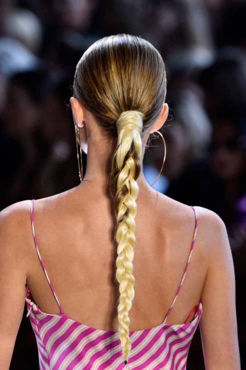 Modne fryzury na lato 2019 dla długich włosów – najmodniejsze upięcia