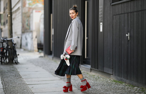 Trendy jesień 2019: apaszka przy torebce