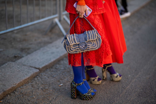 Trendy jesień 2019: kolorowe rajstopy