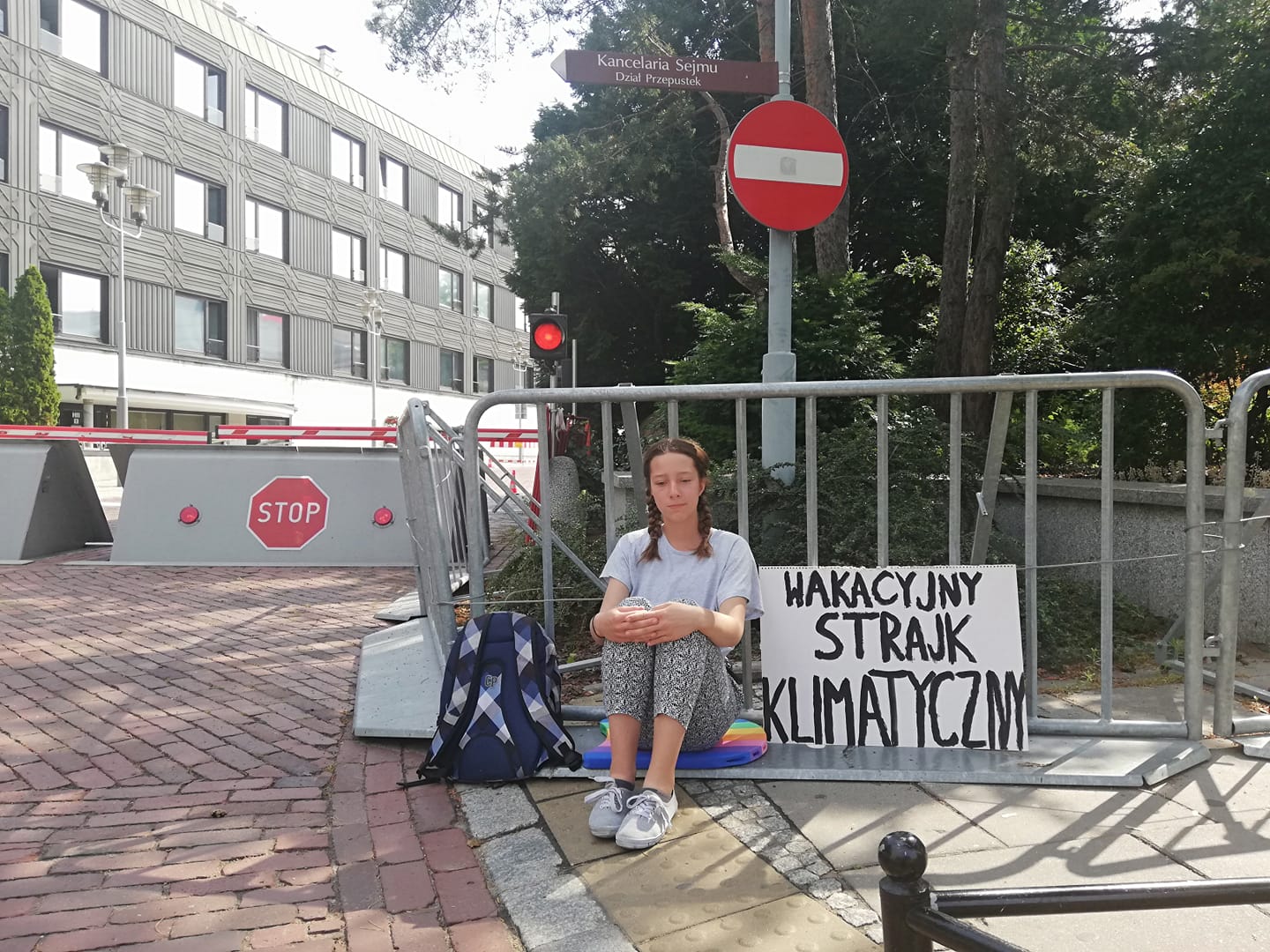 13-latka protestuje pod sejmem przeciwko bierności polityków w sprawie ochrony klimatu