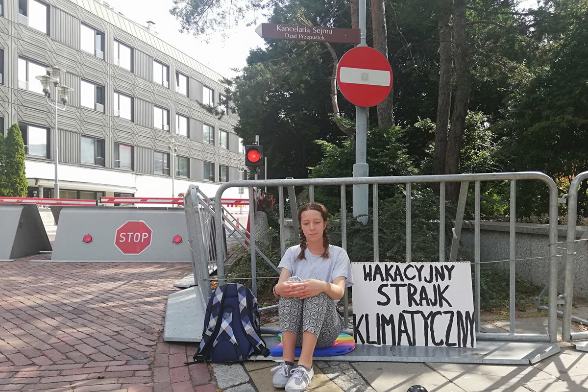 13-latka protestuje pod sejmem przeciwko bierności polityków w sprawie ochrony klimatu