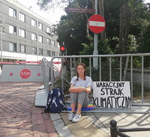 13-latka protestuje pod sejmem przeciwko bierności polityków w sprawie ochrony klimatu