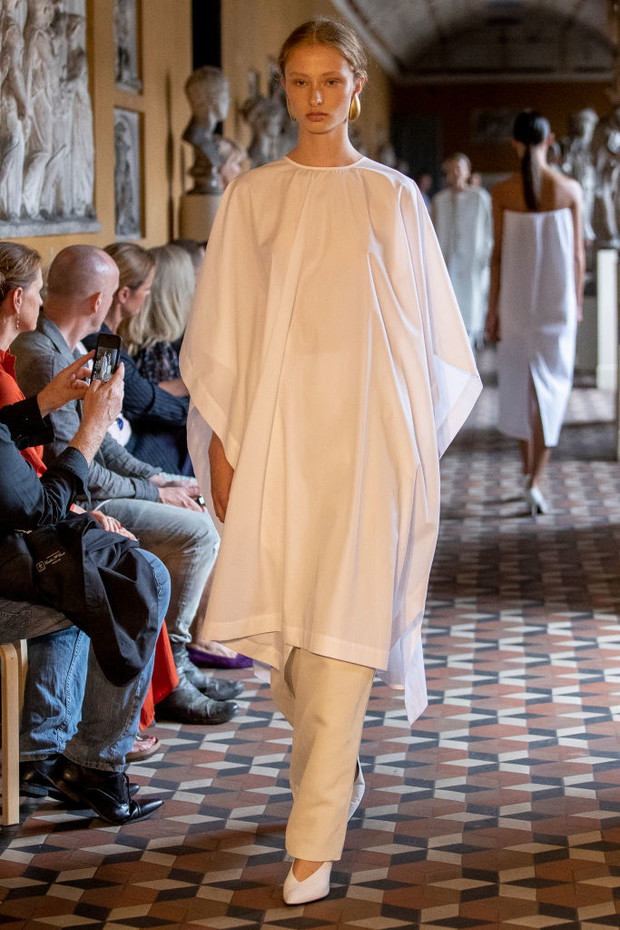 'Tent dress' gorącym trendem na jesień 2019