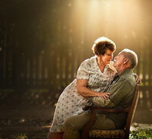 Ta fotografka prosi starsze pary o pozowanie do romantycznej sesji. Efekty jej pracy was poruszą