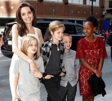 Angelina Jolie dała córkom ważną życiową radę. Wszyscy rodzice powinni powiedzieć to młodym kobietom