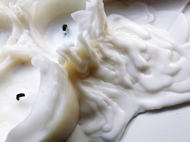 2. Jeśli świeczka paliła się chwilę za długo i wosk spadł na obrus.