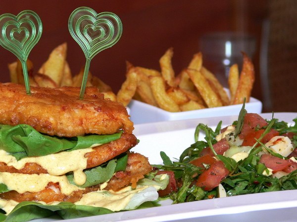 Fantazyjne fileciki z sałatką z rukoli.