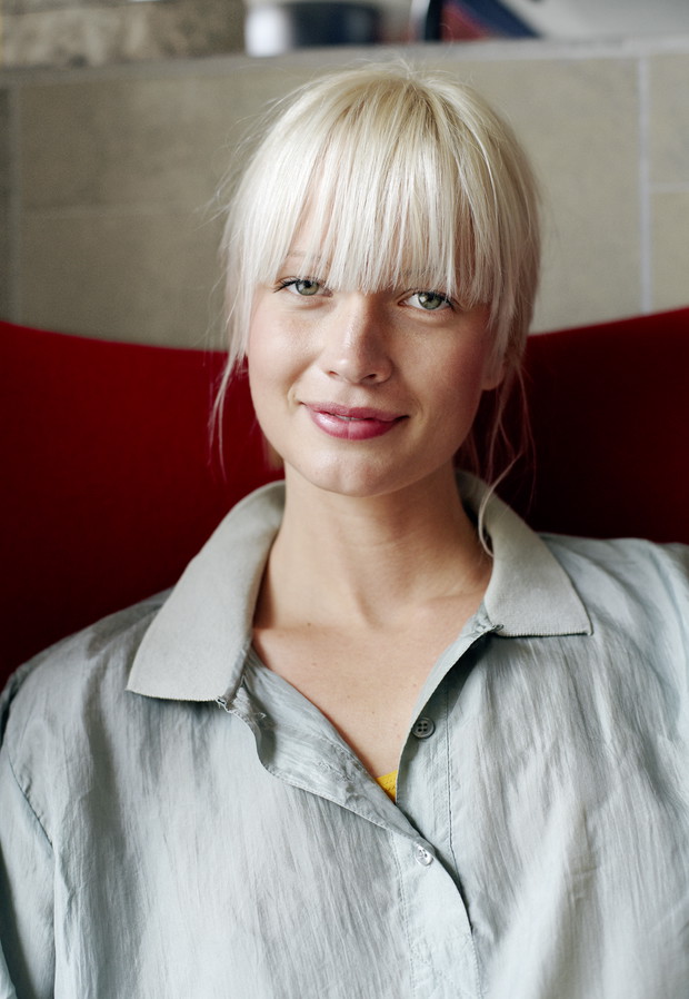 Fryzury z długą grzywką na jesień 2019: jak nosić fryzury z grzywką?